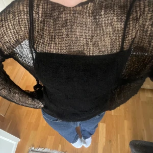 Glest stickad tröja - En stickad tröja som är ”see through” från weekday i storlek 36. Aldrig använd- nypris 700kr. Säljer för 250. 