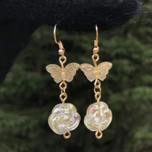 Örhängen  - Vackra ros-och fjäril örhängen. Finns en massa olika färger att välja mellan, omfattning väljs mellan guld eller silver. Kontakta gärna vid frågor och innan köp🦋🌹(kan även göra örhängen med bara ros eller bara fjäril)