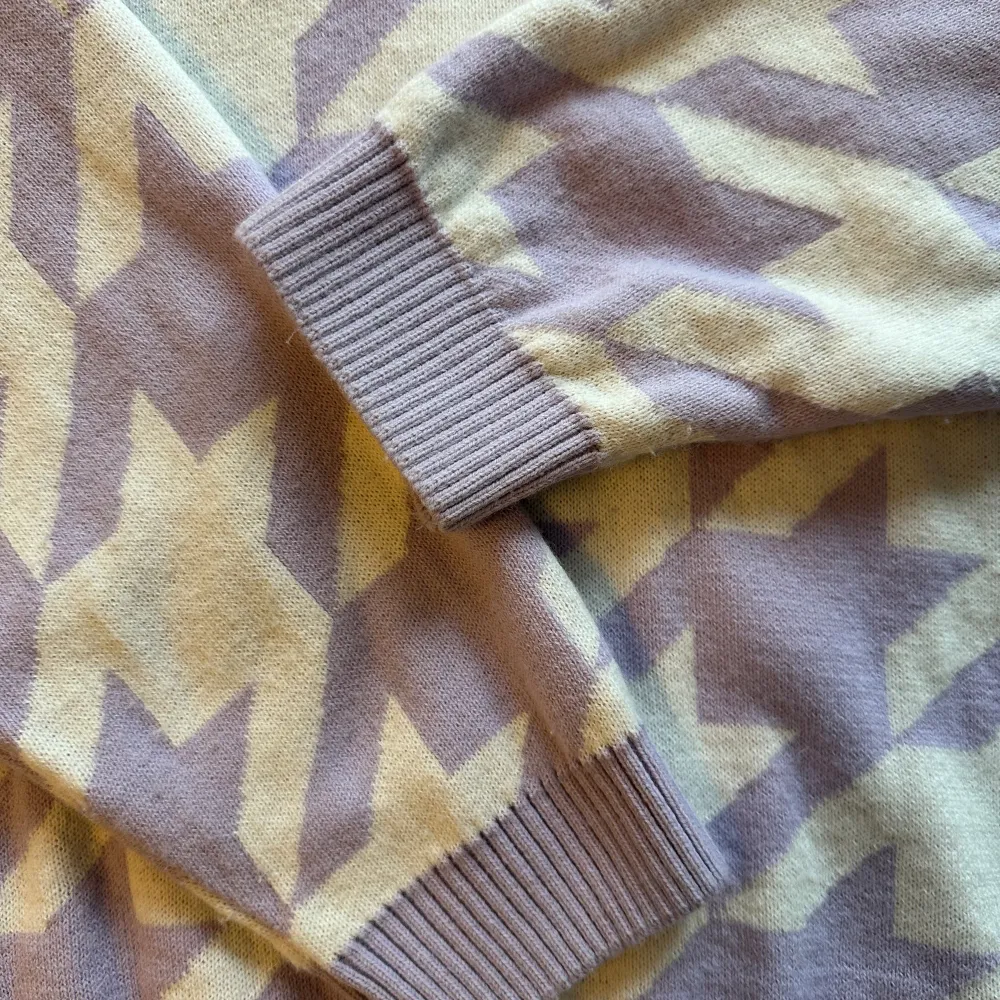 Oversize stickad tröja från ASOS med lila-vitt mönster . Stickat.