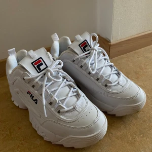 FILA sneakers storlek 41 - Nya sneakers från FILA i storlek 41, aldrig använda ute men det var sista paret så de är testade inomhus i skobutik, därav lite mörka under sulorna. Fina till våren :) 