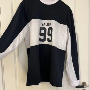 Stor tröja  - Stor tröja som har använts ett fåtal gånger 