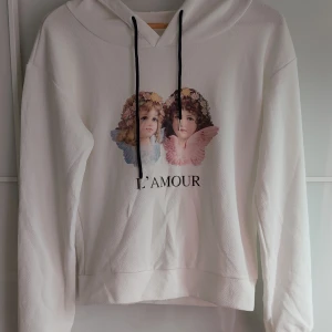 Vit graphic hoodie - Super bra skick, säljer på grund att den inte kommer till används. För flera bilder eller frågor skriv 💞