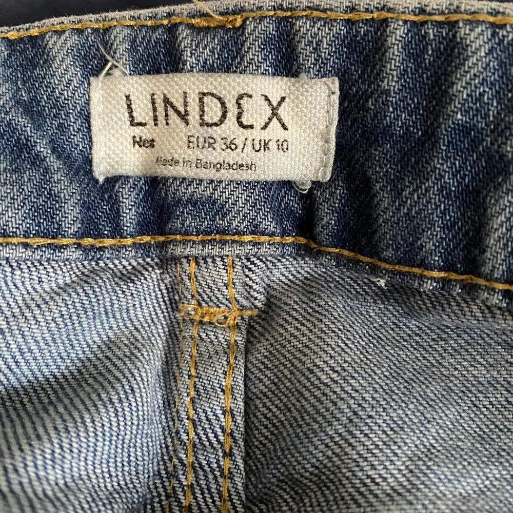 Blåa jeans från Lindex i bra skick. Jeansen är normala i midjan och är åt det mörkblåa hållet. . Jeans & Byxor.