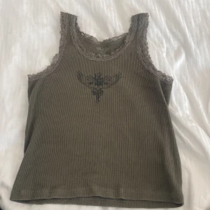 Brandy Melville top - Säljer min brandy Melville top för det är inte min stil längre. Det är i bra skick och knappt använd💕