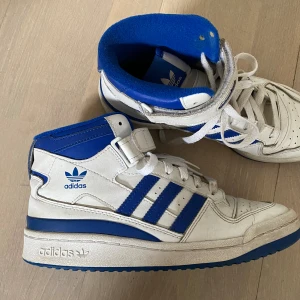 Adidas forum - Använda men fortfarande fint skick. Slitna på insida häl, sista bilden, men inget som känns. 