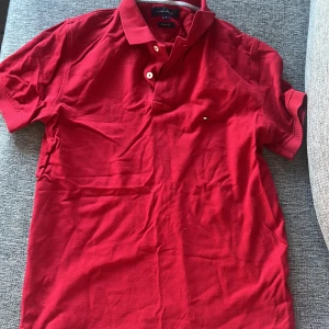 Röd Tommy Hilfiger skjorta - Äkta Tommy Hilfiger skjorta till salu, använd få gånger, inga skador eller fläckar 