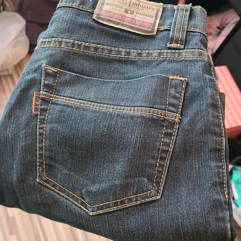 Säljer nu ett par ursnygga lågmidjade jeans. Köpta i Thailand för längesen men inte mycket använda. Bra skick, lite slitna i botten kanter och saknar 1 