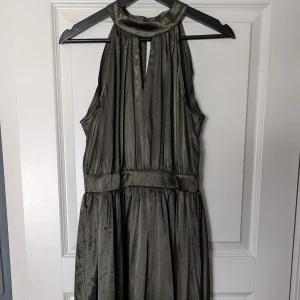 Klänning - Satin klänning från shein. Endast provad. Jättefin men tyvärr för liten.