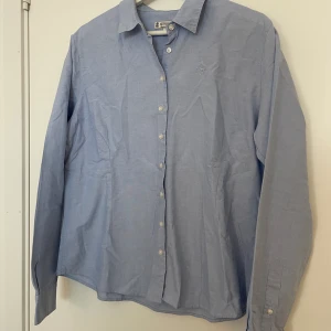 Skjorta - En skjorta från NewHouse Köpt för 1199kr 