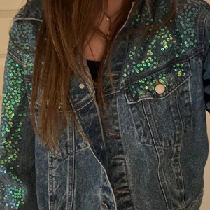 Glitterjacka - Säljer denna coola jacka med paljetter på! 