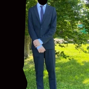 Kostym  - Säljer min kostym i set för 500. Perfekt till skolavslutningen eller bal! 