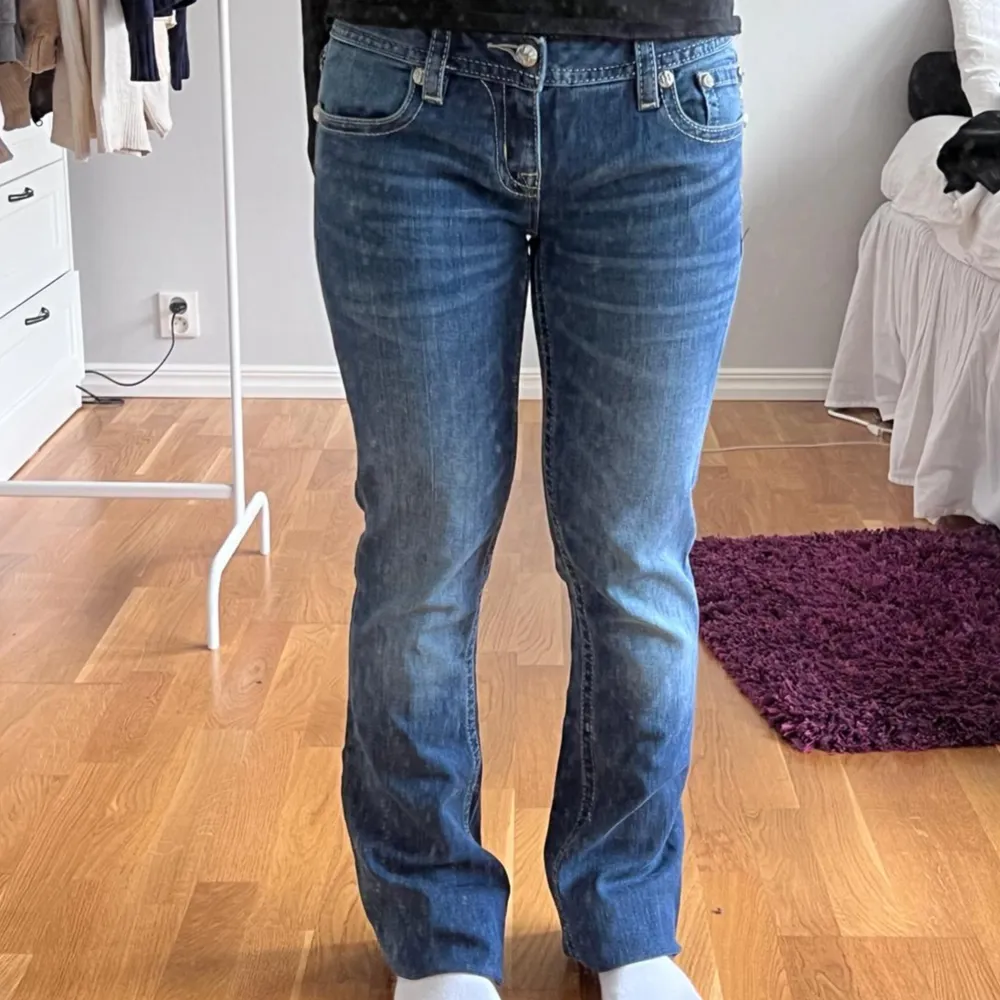 Superfina Miss Me Bootcut Jeans i Lowrise modell💖. Innerbensmåttet är 84 cm och midjemåttet är 38 cm. Modellen är cm lång 158 ✨️ Frågor och funderingar är varmt välkomna 😇   S17 124. Jeans & Byxor.