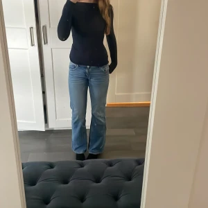 Low waist jeans - Fina jeans från Gina tricot☺️ I storlek 158 men sitter som 34, jag är 1,65