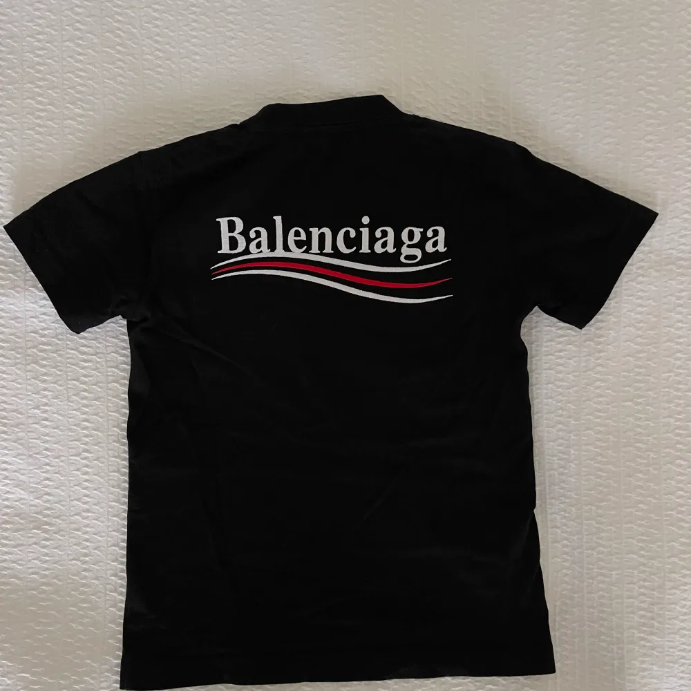 Säljer en original Balenciaga Logo t-shirt i nyskick.  Storlek XS (dam) inköpt på mytheresa. Original kvitto/orderbkräftelse finns att få på mail vid köp.   Finns att hämta på Östermalm eller skickas på post mot betalning i förskott.   . T-shirts.