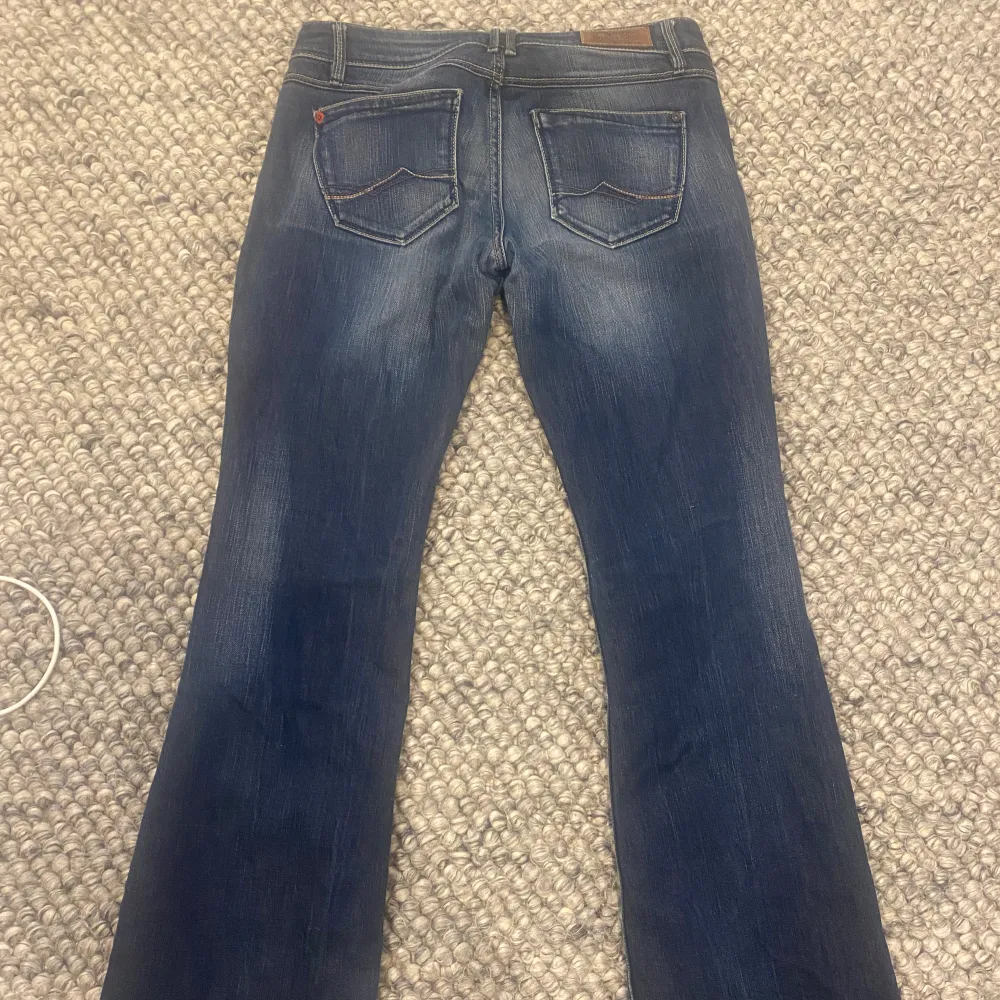 Lågmidjade snygga jeans utan defekter🌟passar dig runt 165cm!. Jeans & Byxor.