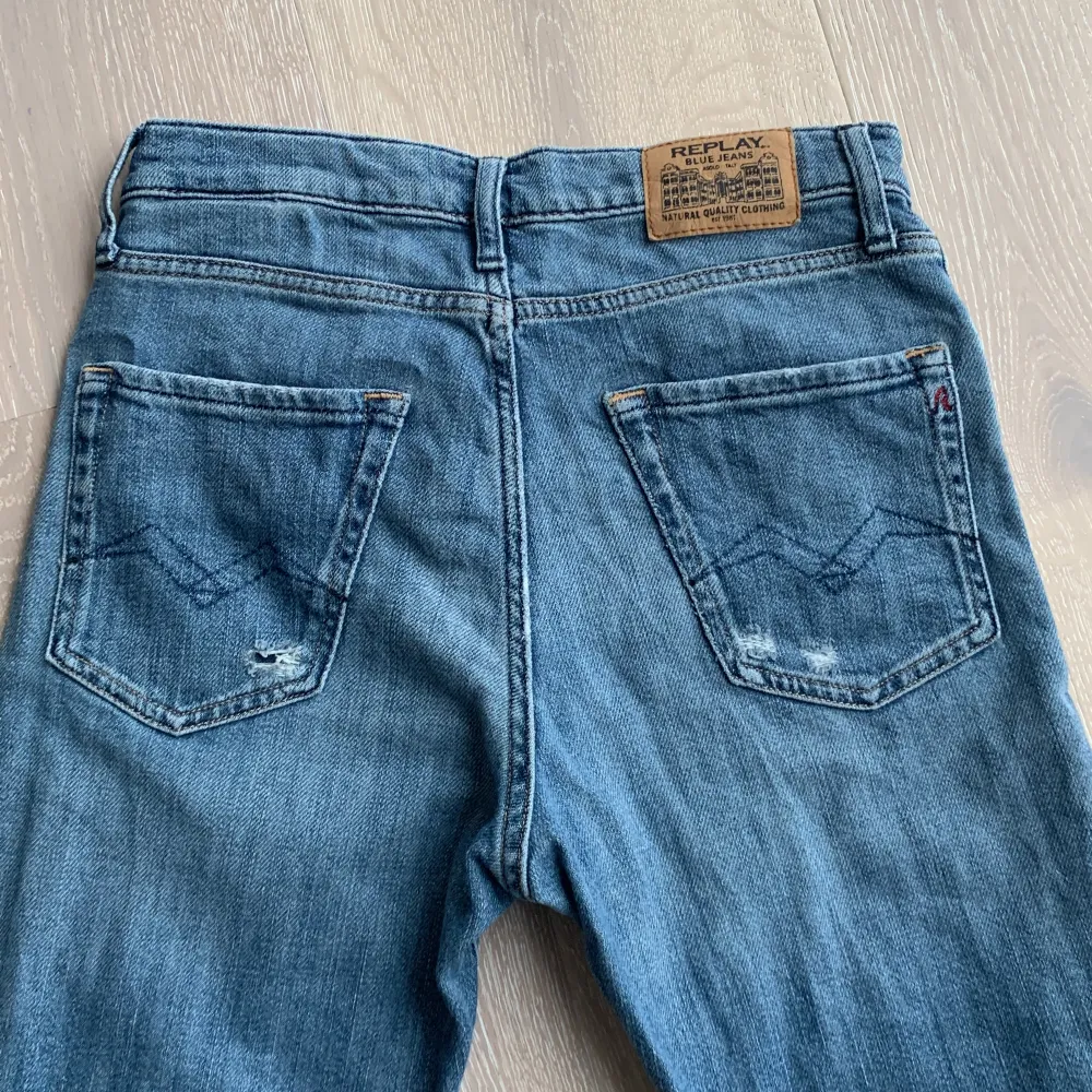 Jag säljer dessa feta replay jeans i storlek 158. De är i mycket bra skick då de har använts sparsamt. Priset är 350 men kan sänkas vid snabb affär. . Jeans & Byxor.