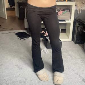 Svarta yoga pants som är skit snygga men använder tyvärr inte längre!❤️ passar mig som brukar ha xs och som är 160cm lång💗