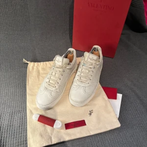 Valentino flycrew  - Hej säljer nu mina vita Valentino flycrew i storlek 37 men passar 38. Alla nitar kvar!!Allt Og medföljer Box, Dudsbag, Skosnören, 4 nitar och Kvitto! Bara höra av sig vid frågor. 