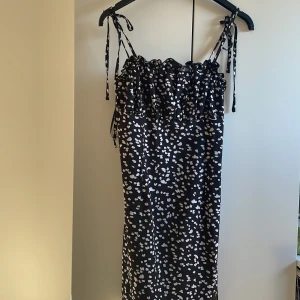 Sommarklänning  - Klänning med knytband i nyskick aldrig använd