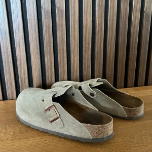 Birkenstock boston - Unika coola tofflor som är mycket bekväma. Inget tecken på användning, då jag endast använt skorna en halv sommar. Storlek 44, passar även 43. Perfekt nu inför sommaren att ha ett par sköna tofflor. Köpt på hemsidan för 1850kr. 
