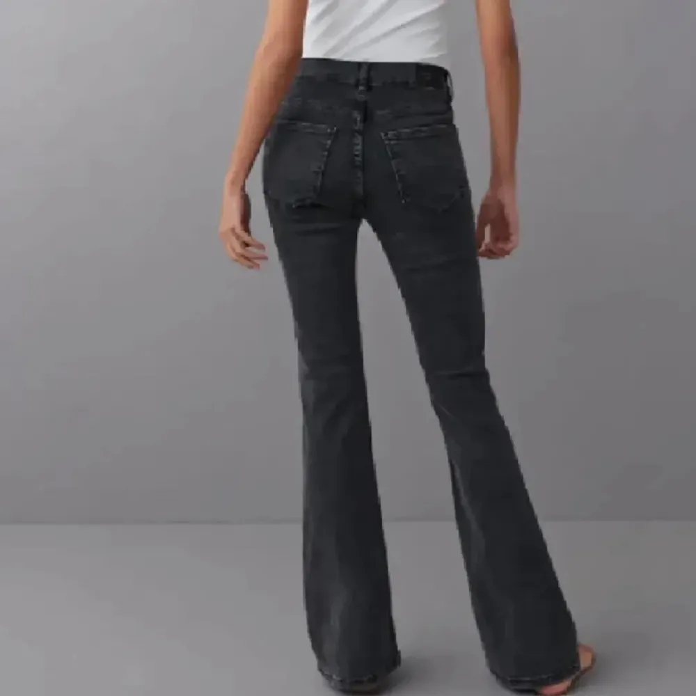 Säljer dessa jeans från Gina. Fint skickt. Lite slitna längst ner men inget som man lägger märket till (skriv privat för bild)💕 Säljer då dom är lite för stora/ lång på mig❣️Nypris:500. Jeans & Byxor.