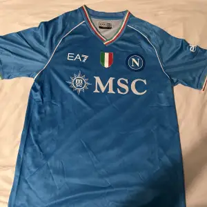 Helt ny Napoli T-shirt säljes till ett bra pris. Storlek S. Skriv för mer info😁