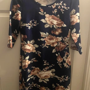 Blommig klänning  - Blommig klänning från bubbelroom, har tre kvarts armar. Är oanvänd