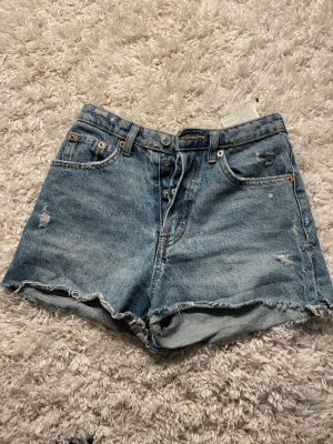 Blåa Shorts  - Snygga blåa shorts från zara. Små i storleken. Kontakta vid frågor eller mer bilder 😊