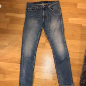 Väldigt fina jeans, slim fit, viola bakfickor, ordinaries pros 1700, de är knappt använda Pris: 1000 Priset kan kanske prutas ner