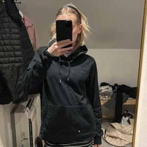 Svart hoodie  - Svart hoodie i fint skick! Ficka!😝