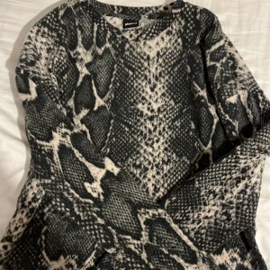 Sjukt cool tröja - Sjukt cool tröja från Gina Tricot i storlek XS.