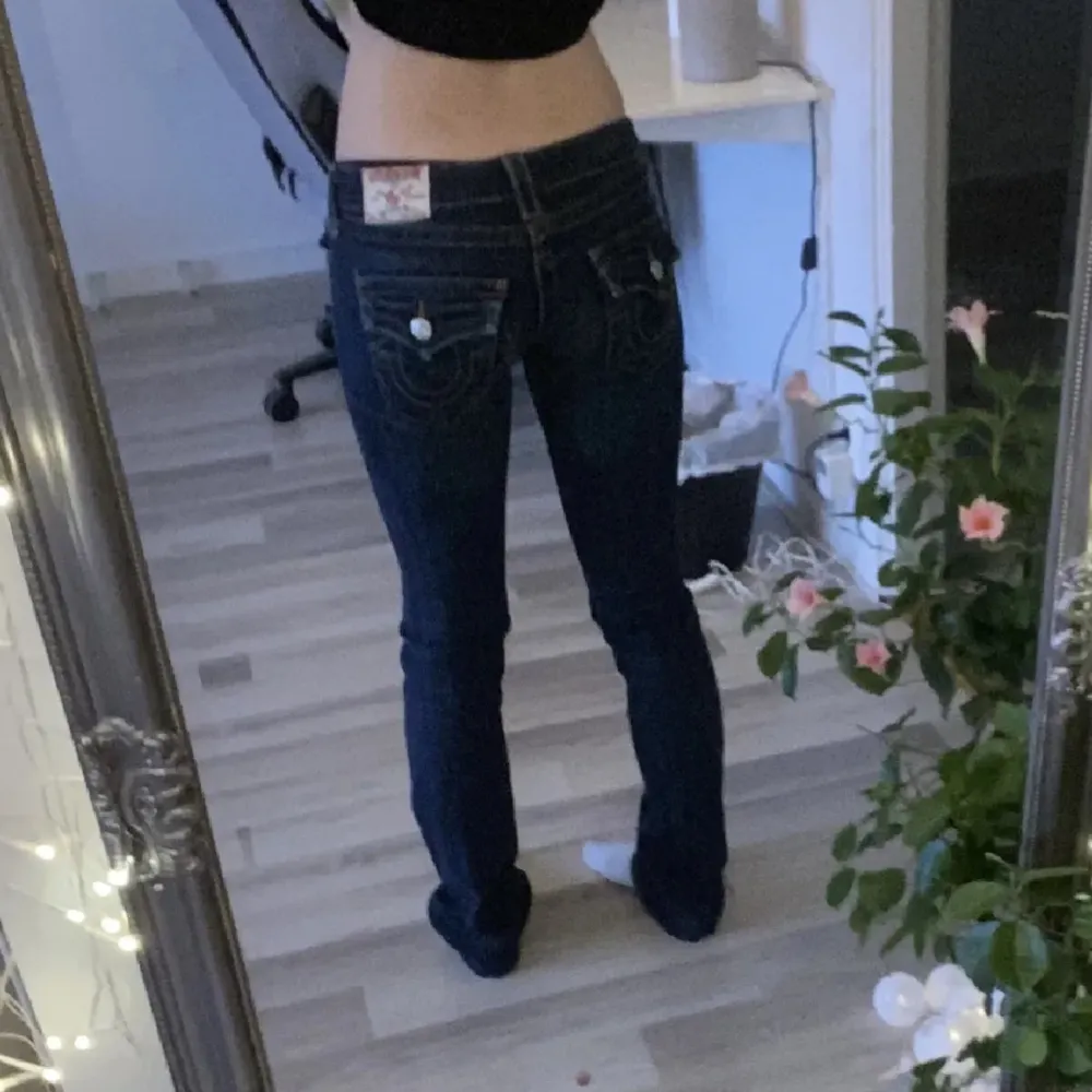 Super snygga jeans från true religion, bootcut. Storlek 25, lite långa på mig som är 167. Nyskick förutom att dragkedjan på gylfen är lite krånglig men den funkar💕. Jeans & Byxor.