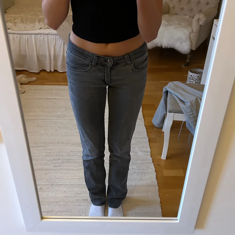 säljer dessa jätte snygga lågmidjade jeansen ifrån acne 💕 sparsamt använda och har inga tecken på användning ! Jag är 168cm lång som referens 💕. Jeans & Byxor.