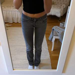 säljer dessa jätte snygga lågmidjade jeansen ifrån acne 💕 sparsamt använda och har inga tecken på användning ! Jag är 168cm lång som referens 💕