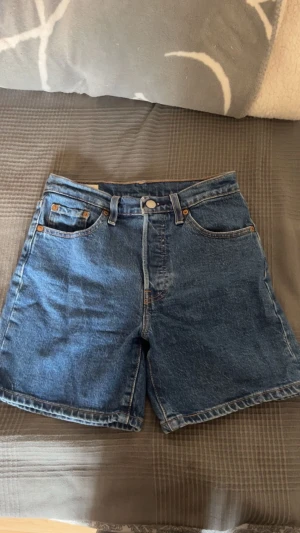 Levis 501 shorts  - Ett par jeansshorts från levis i modell 501. Storleken är oklar men skulle säga dem passar Xs. 
