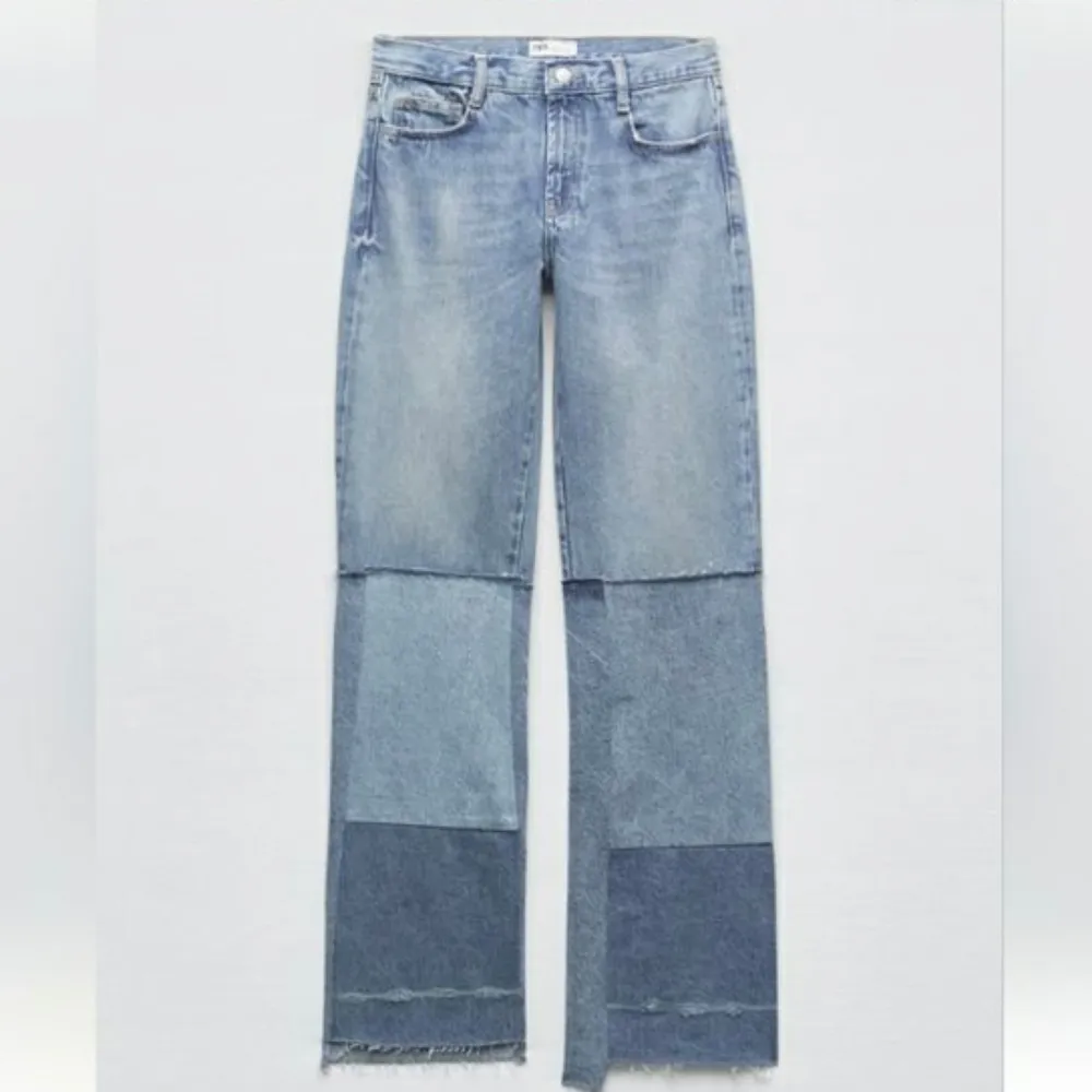 Coola jeans från zara som inte går att köpa längre! Storlek 40 men passar en 38 lite oversize! Mid/low waist. Bra skick! Lånade bilder!! . Jeans & Byxor.