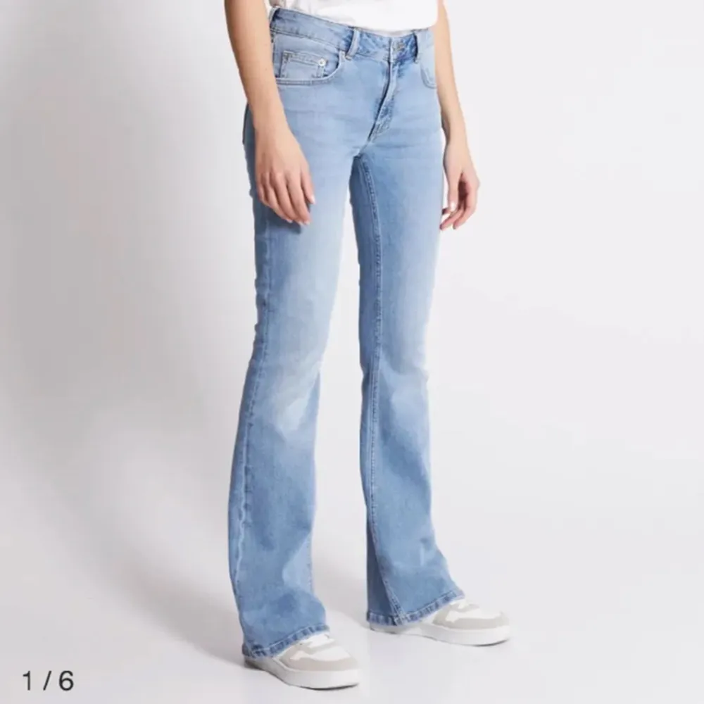 supersnygga lågmidjade jeans från lager 157 i nyskick. lånad bild . Jeans & Byxor.