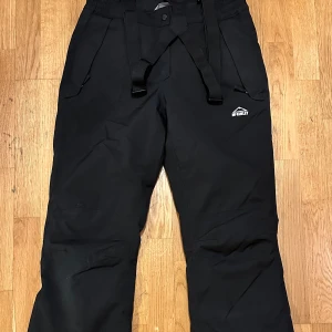 McKinley Vinterbyxor/Skidbyxor - Nya vinterbyxor/skidbyxor i storlek 164/XS. Finns att hämta i Karlstad. Jag har telefonummer 076-397 61 89. 