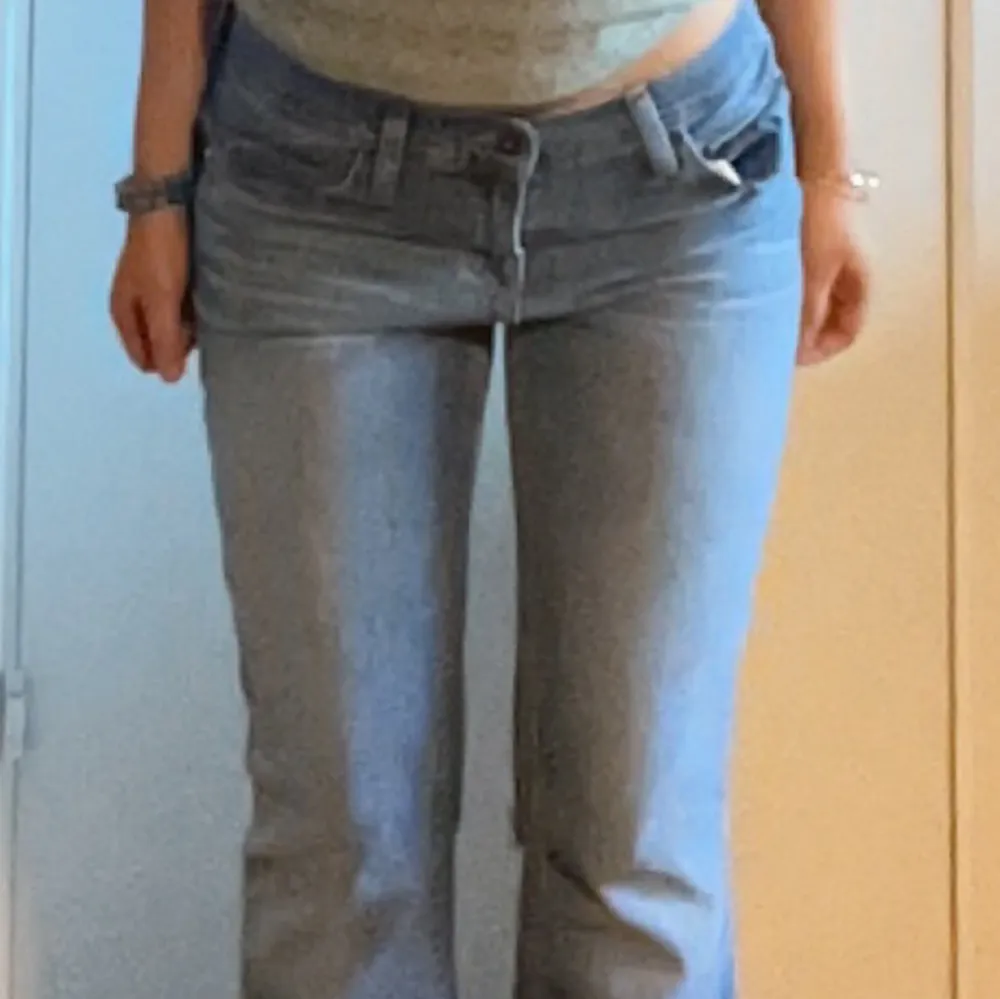 Sjukt snygga trendiga jeans från American eagle som tyvärr är för långa! Jag är 156.. Jeans & Byxor.