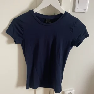 Tröja - Säljer denna jättesnygga tröja som är enkelt att styla, i storlek XS. Köptes för ungefär 2 månader sen