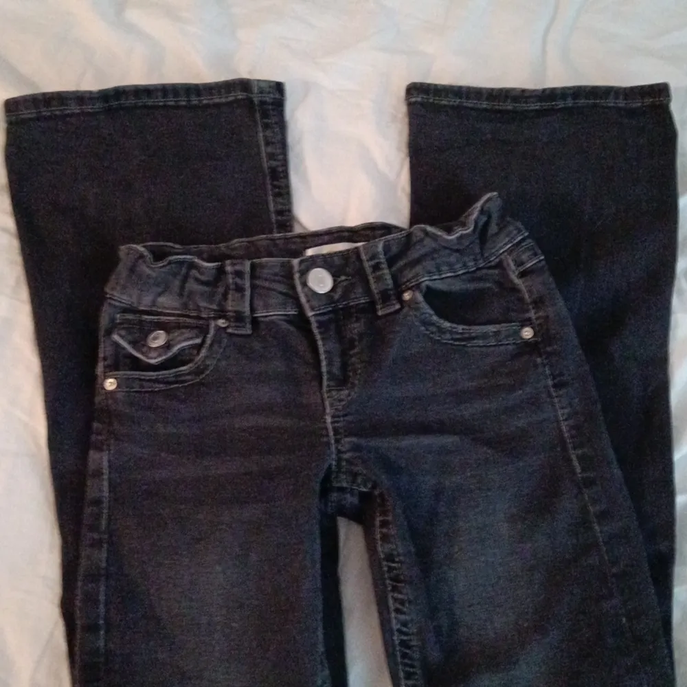 Jätte fina lågmidjade jeans inte använda jätte mycket i bra skick . Jeans & Byxor.