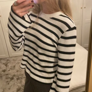 Stickad randig tröja  - En väldigt fin tröja i bra skick från Gina Tricot. 