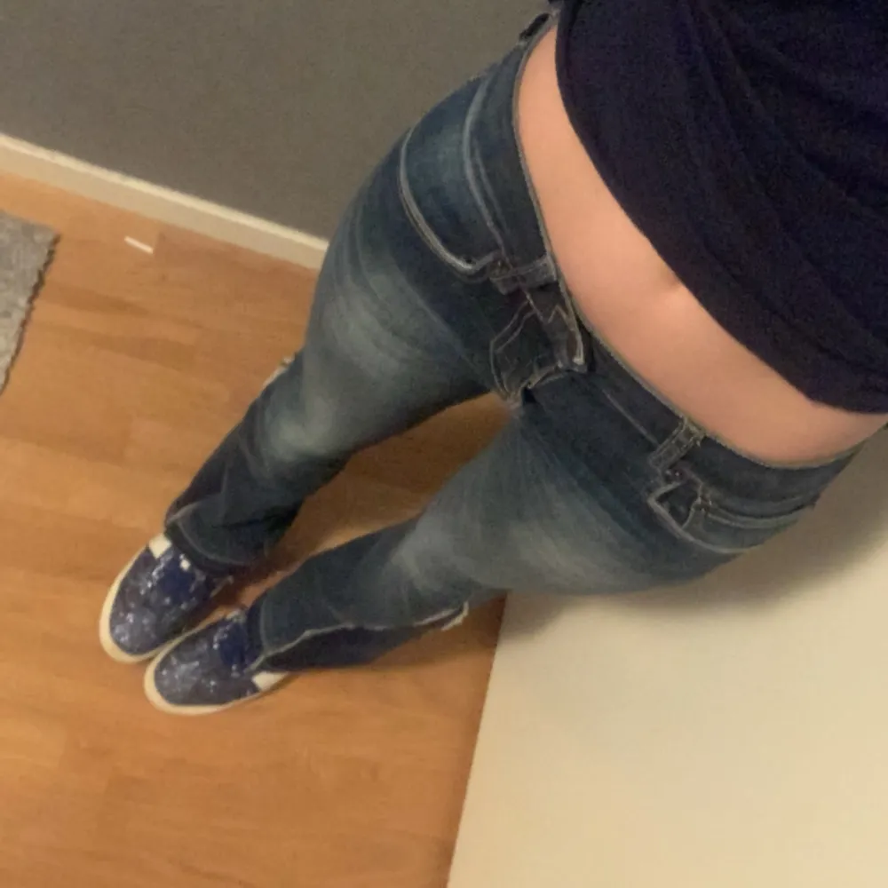 Säljer mina jeans från levis som jag har sytt ut till bootcut från skinny (med symaskin!)  Midjemått: 34-35 cm tvärsöver! Innerbenslängd: ca 70cm, jag är ca 162, ni ser hur de sitter på mig ungefär. 💕💕. Jeans & Byxor.