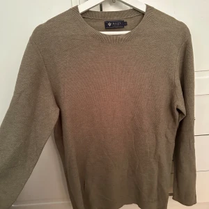 Jättesnygg Riley tröja - Säljer denna otroligt snygga riley tröjan till ett bra pris! Storlek M! Tröjan är knappast använd och 10/10 skick. Hör av er vid frågor🤝🙌🏼