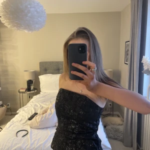 Glitter topp - Säljer denna glittriga fest-toppen från hm, strl 36 men passar mig som har 34 vanligtvis, det är egna bilder❣️