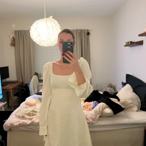 Klänning  - En vit klänning som passar perfekt till studenten 