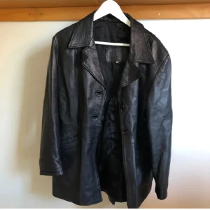 Svart skinnjacka - Svart skinnjacka