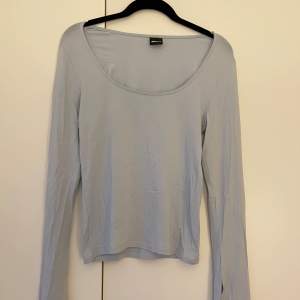 Ljusblå tröja från Gina tricot, slutsåld. Samma modell som sista bilden🩵 Använd 1-2 gånger, jättefint skick. Storlek M men passar S.