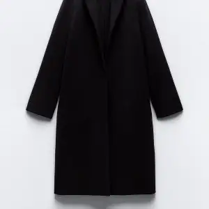 Säljer denna kappa från zara! Kappan är i storlek S. Köpt för 400kr, säljer för 200kr