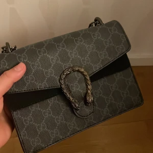 Gucci handväska  - Säljer min fina väska använt få tal gången jätte fin passar till alla outfits. Jag vill sälja den för att jag fått en likadan fast en annan färg. 